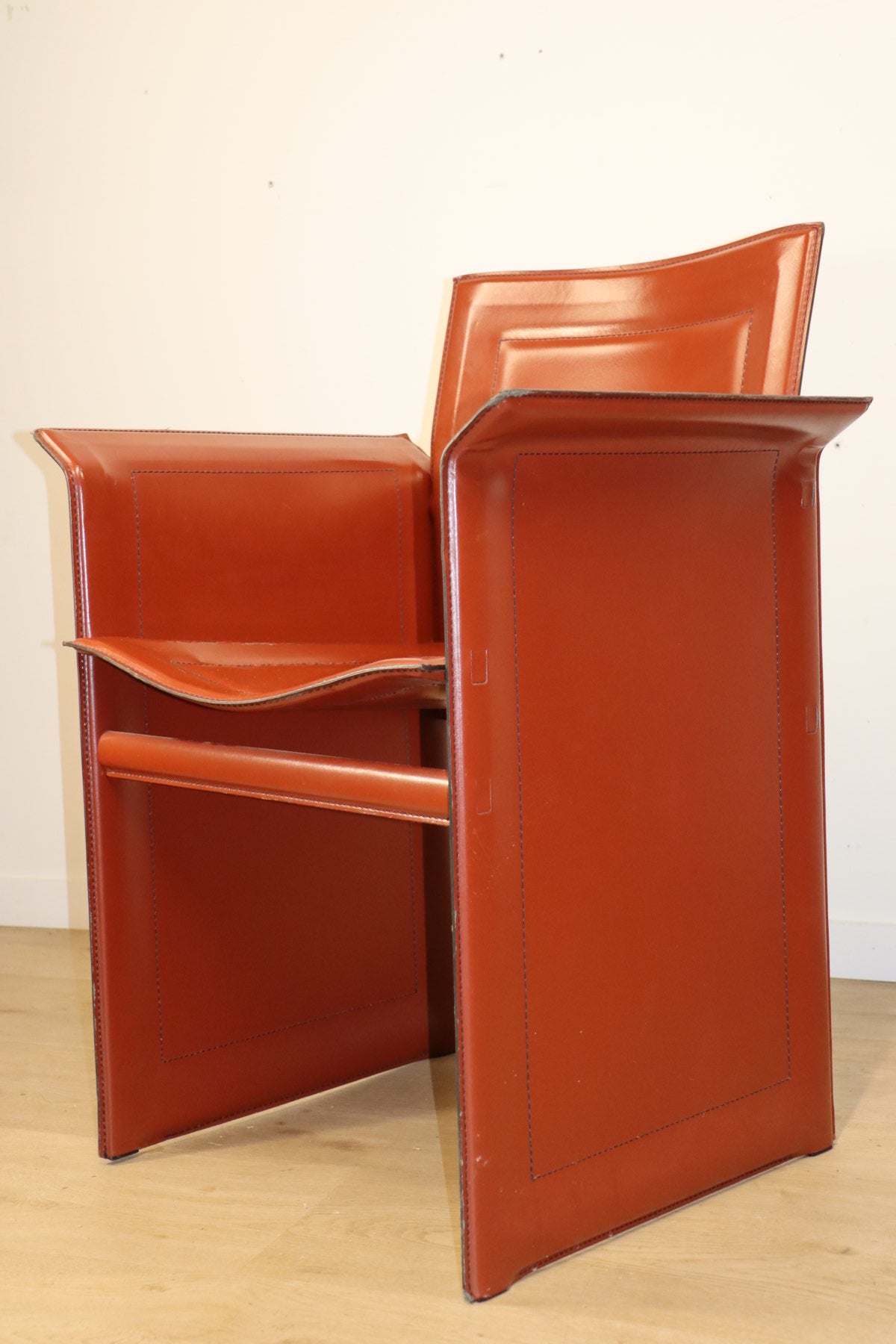 Fauteuil en cuir design minimaliste