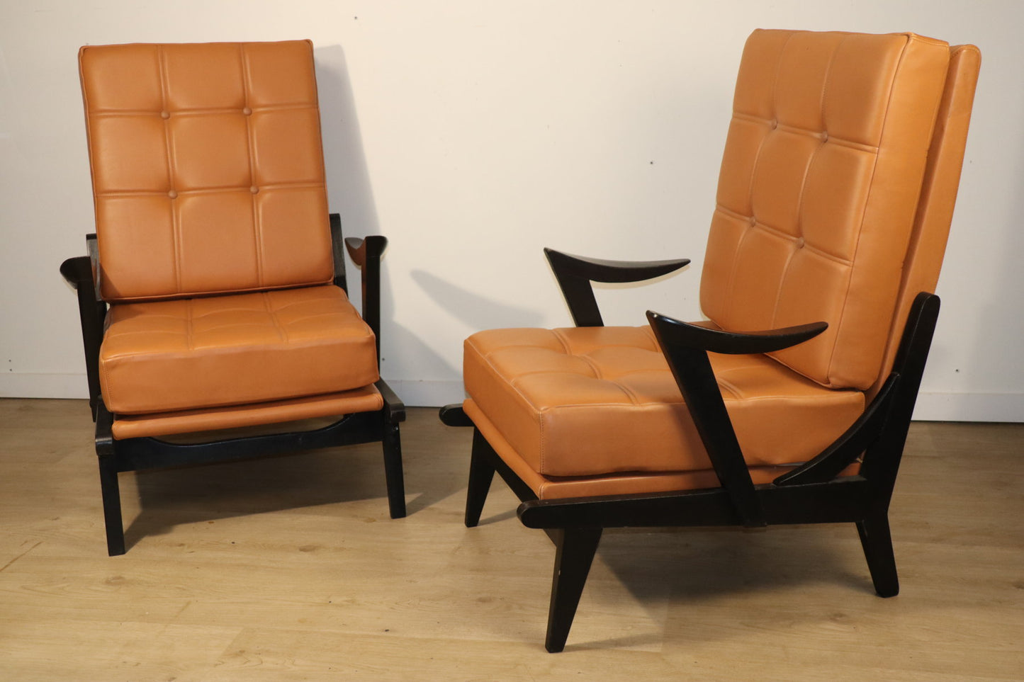 Paire de fauteuils vintage années 50 en bois noir et cuir caramel
