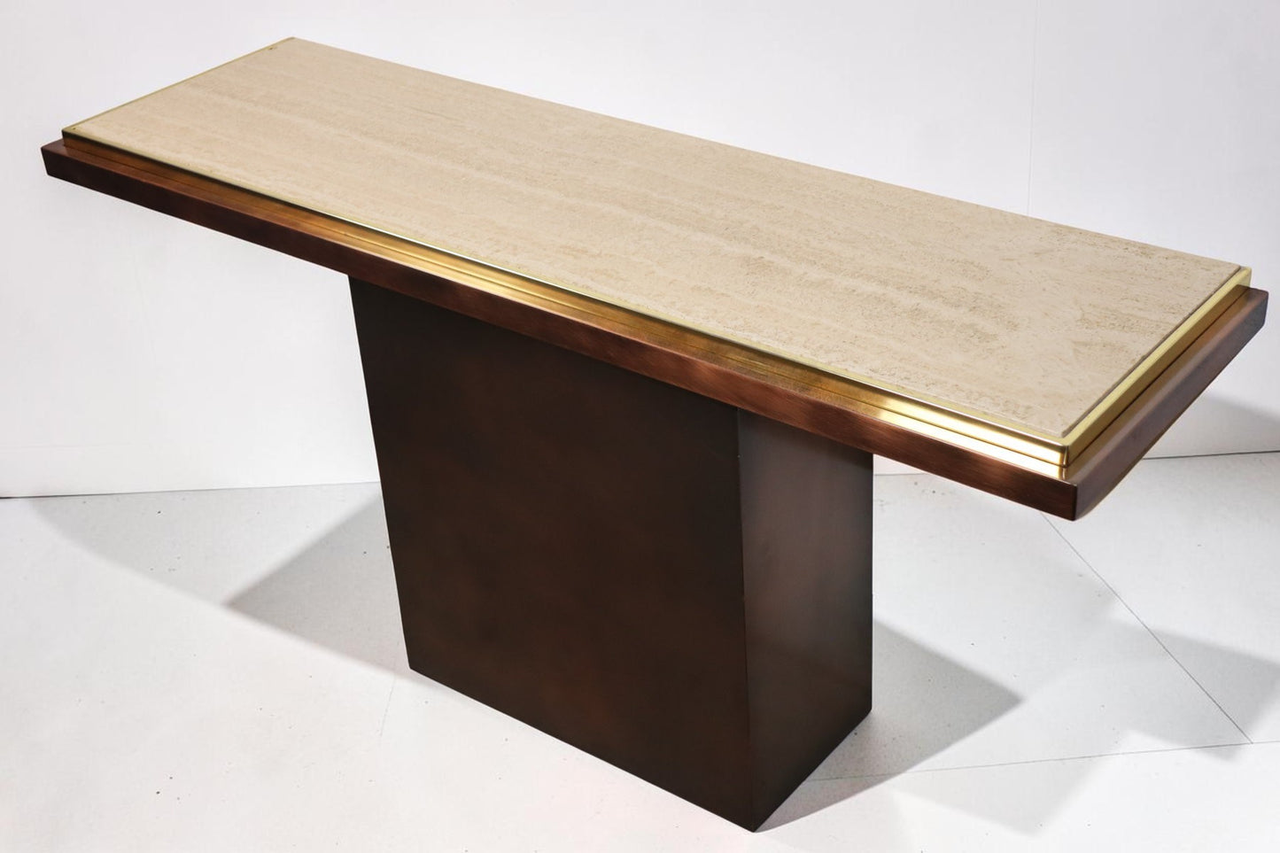 Console minimaliste en travertin et métal patiné — années 70