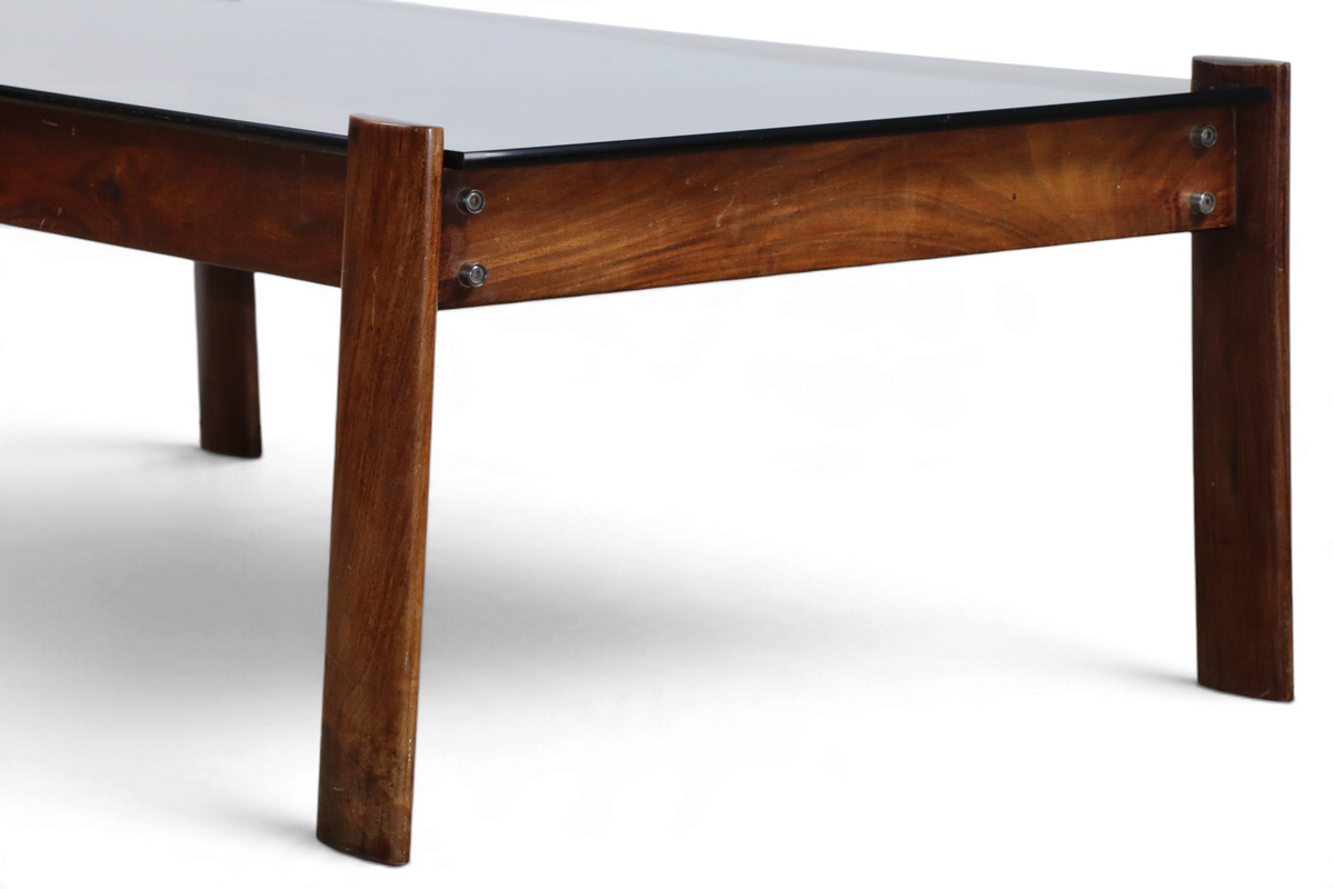 Table basse Percival Lafer en bois exotique et verre fumé – Brésil, 1970