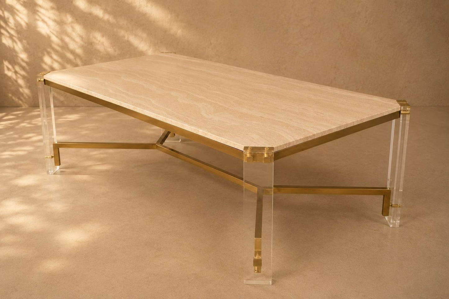 Table de repas années 70 en travertin, métal doré et plexiglas