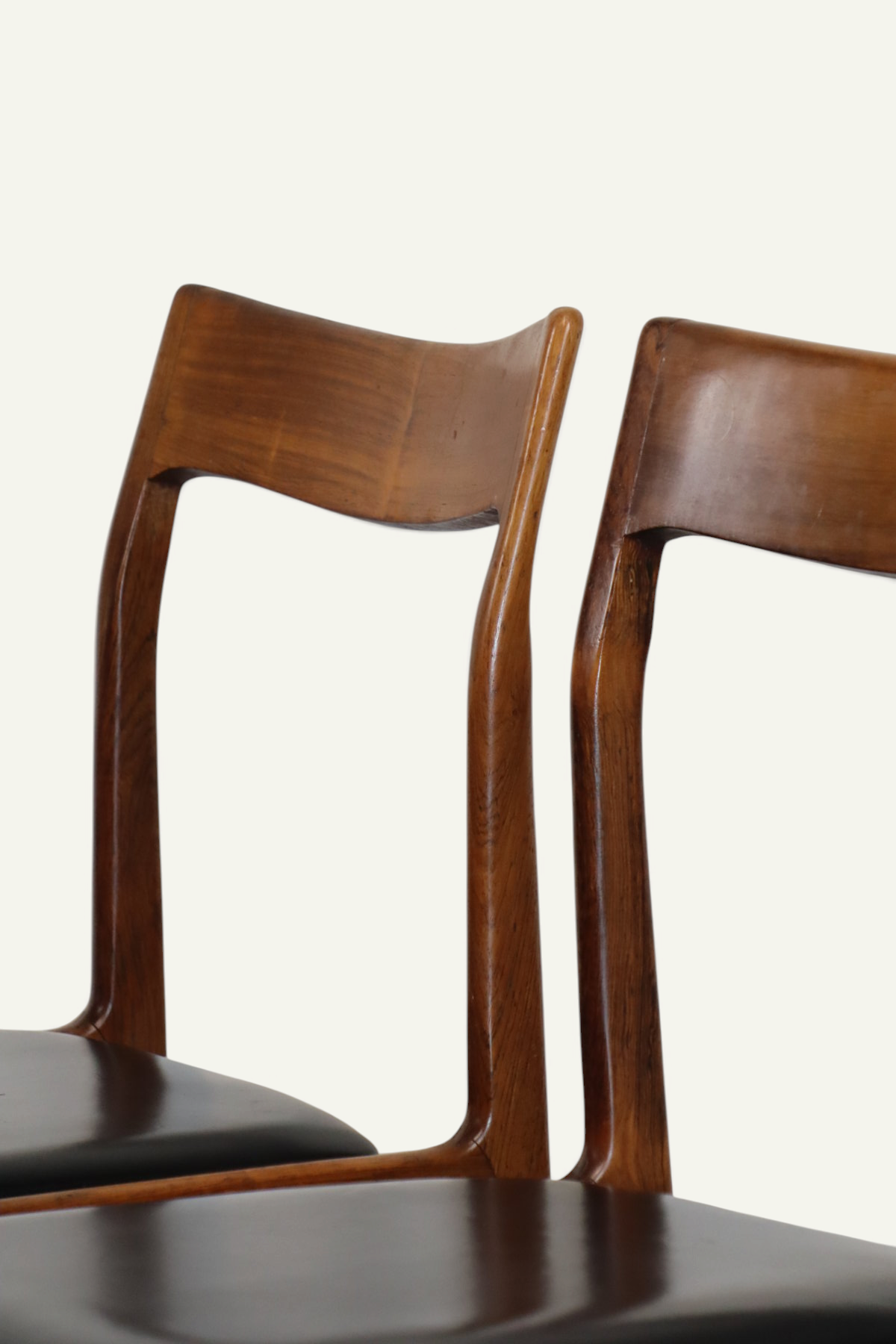 Série de 4 chaises vintage en teck et skaï noir – années 1960