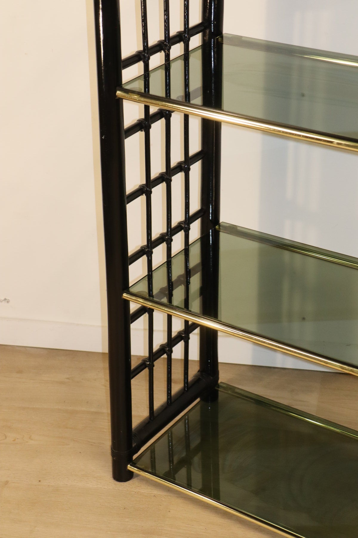Étagère vintage années 70 en verre fumé et structure façon bambou