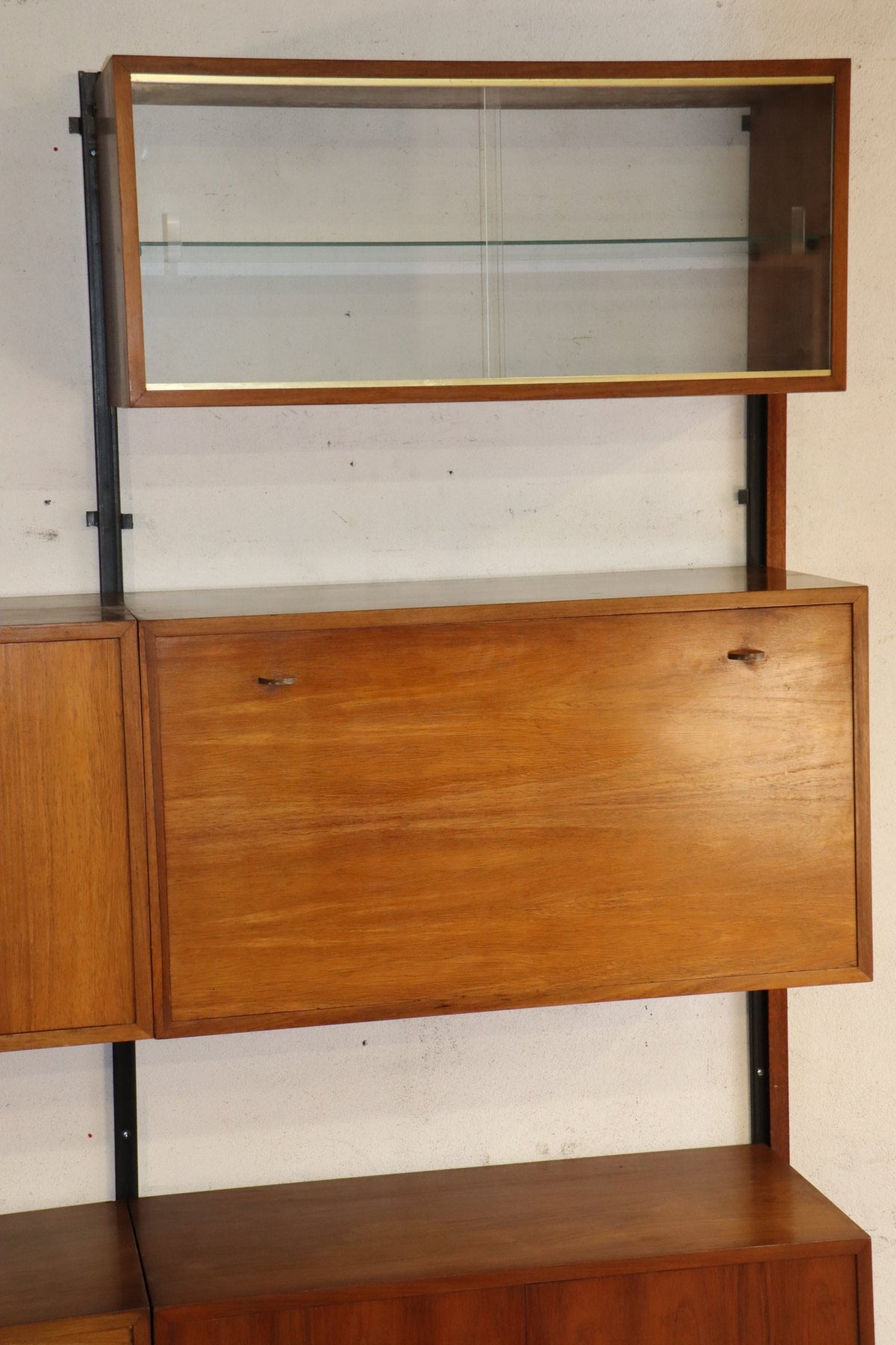 Bibliothèque murale modulable en teck et laiton – années 60