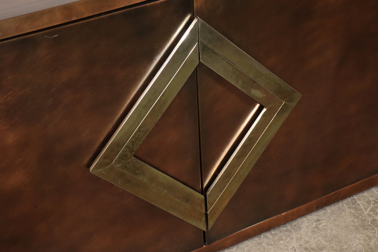 Enfilade minimaliste en métal patiné bronze, années 70