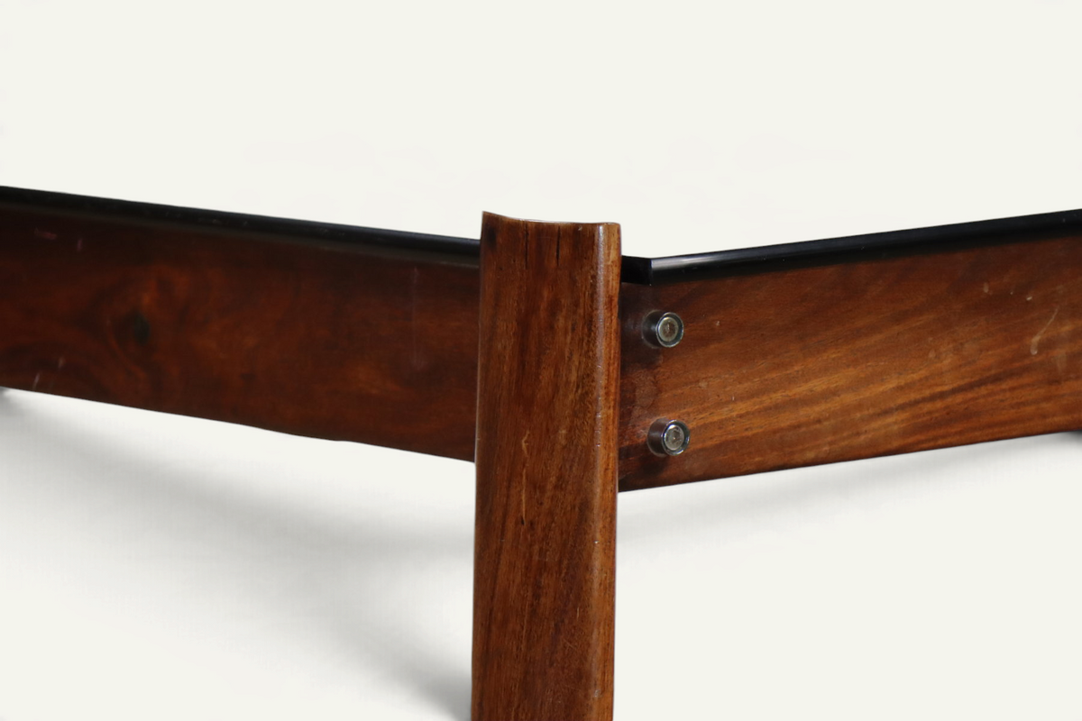 Table basse Percival Lafer en bois exotique et verre fumé – Brésil, 1970