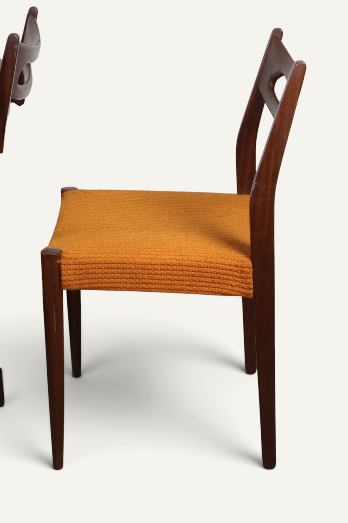 Série de 4 chaises vintage en teck et laine orange – années 60