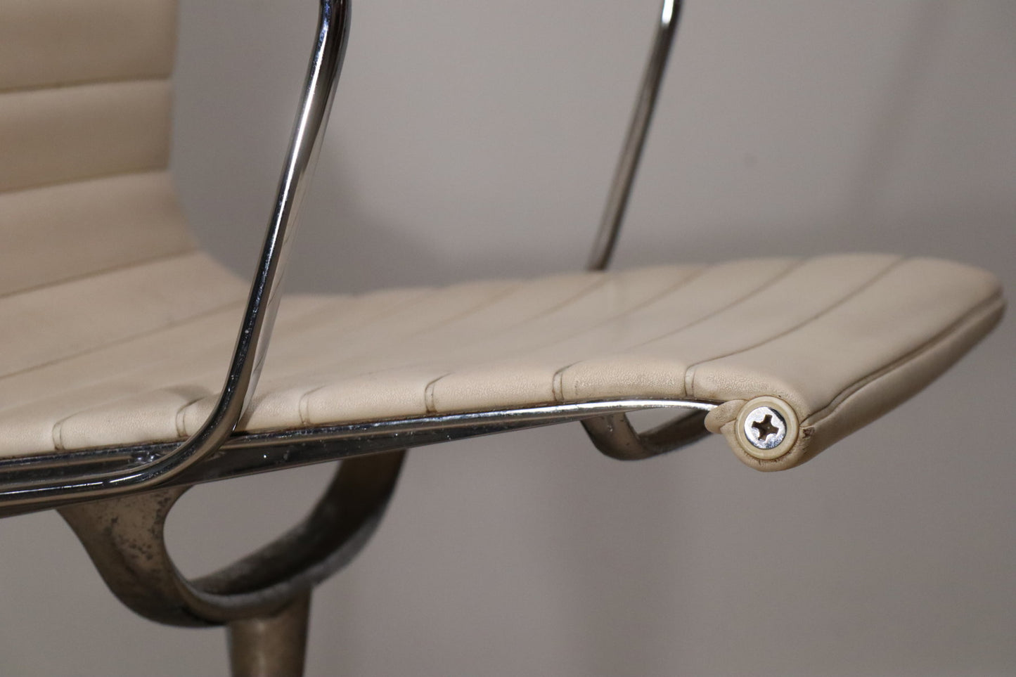 Fauteuil EA 108 en cuir – Charles & Ray Eames – Herman Miller – 1960