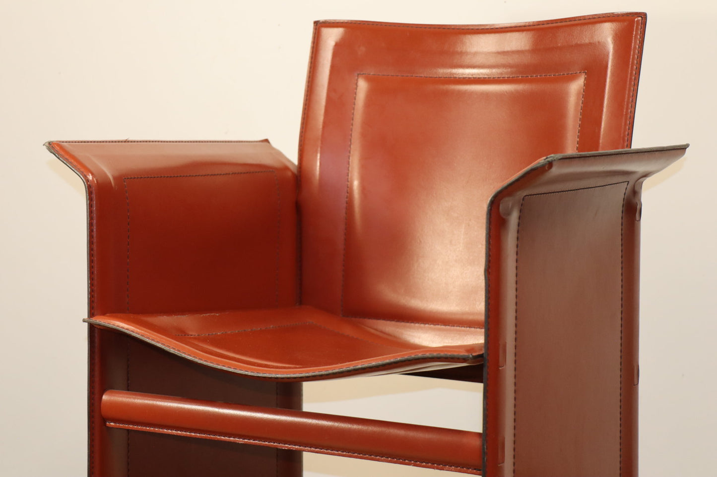 Fauteuil en cuir design minimaliste