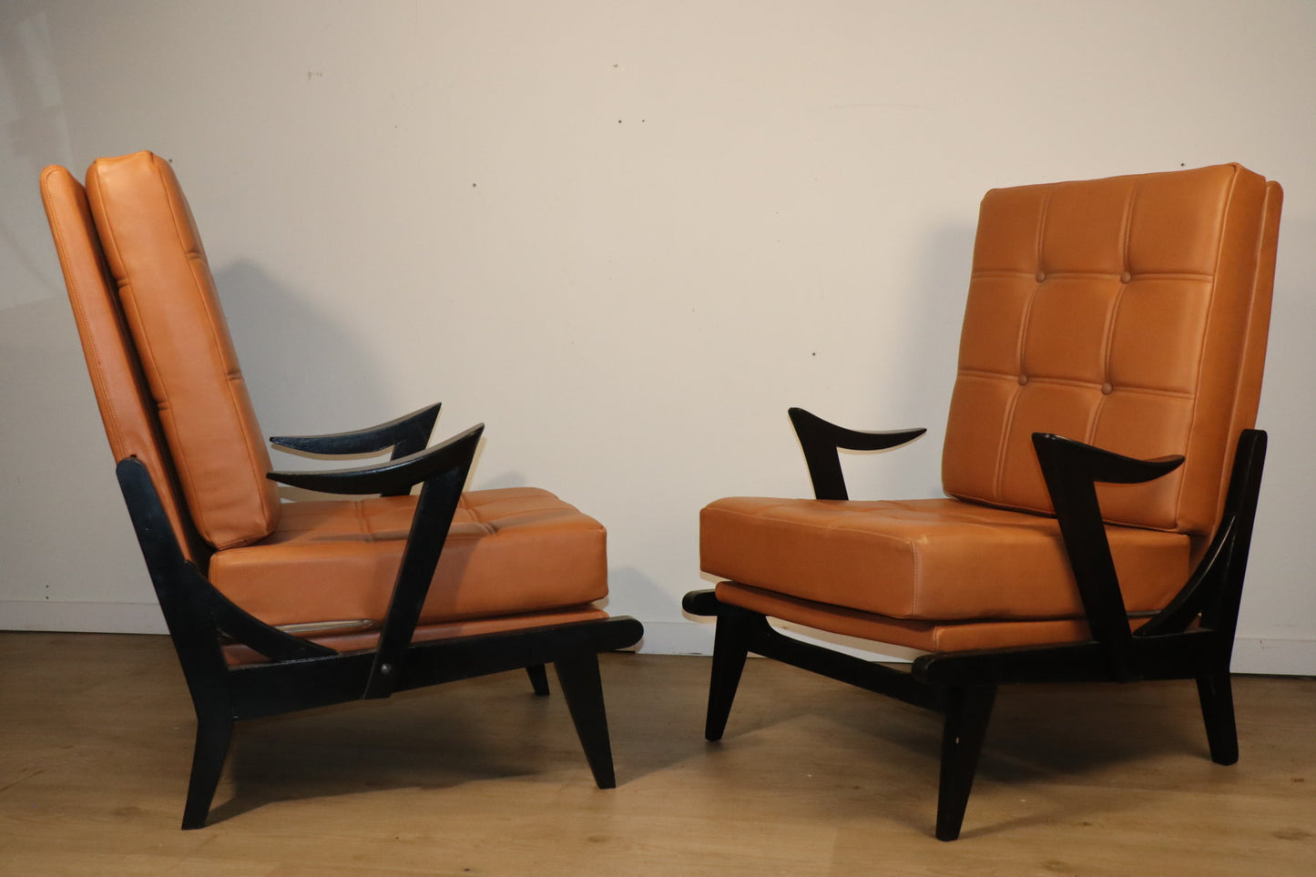 Paire de fauteuils vintage années 50 en bois noir et cuir caramel