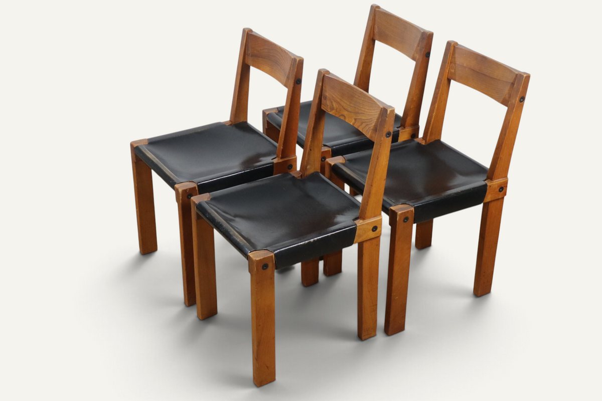 Série de 4 chaises S24 de Pierre Chapo – Orme massif et cuir noir – 1970