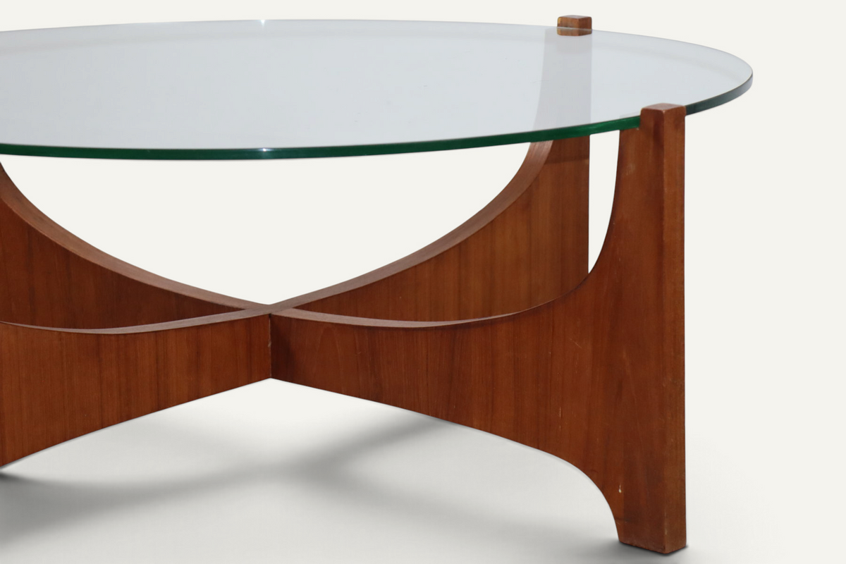Table basse ronde en teck et verre, d’après Hugues Poignant – Années 60