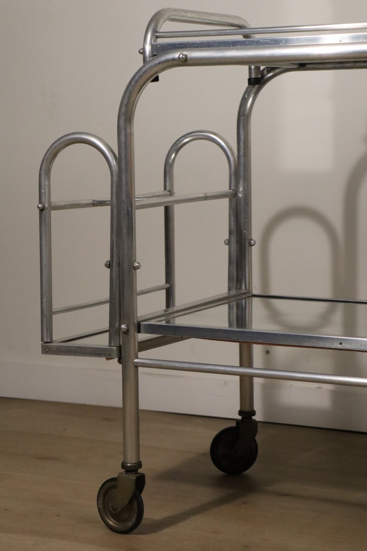 Desserte roulante vintage années 70 en métal chromé et verre miroir