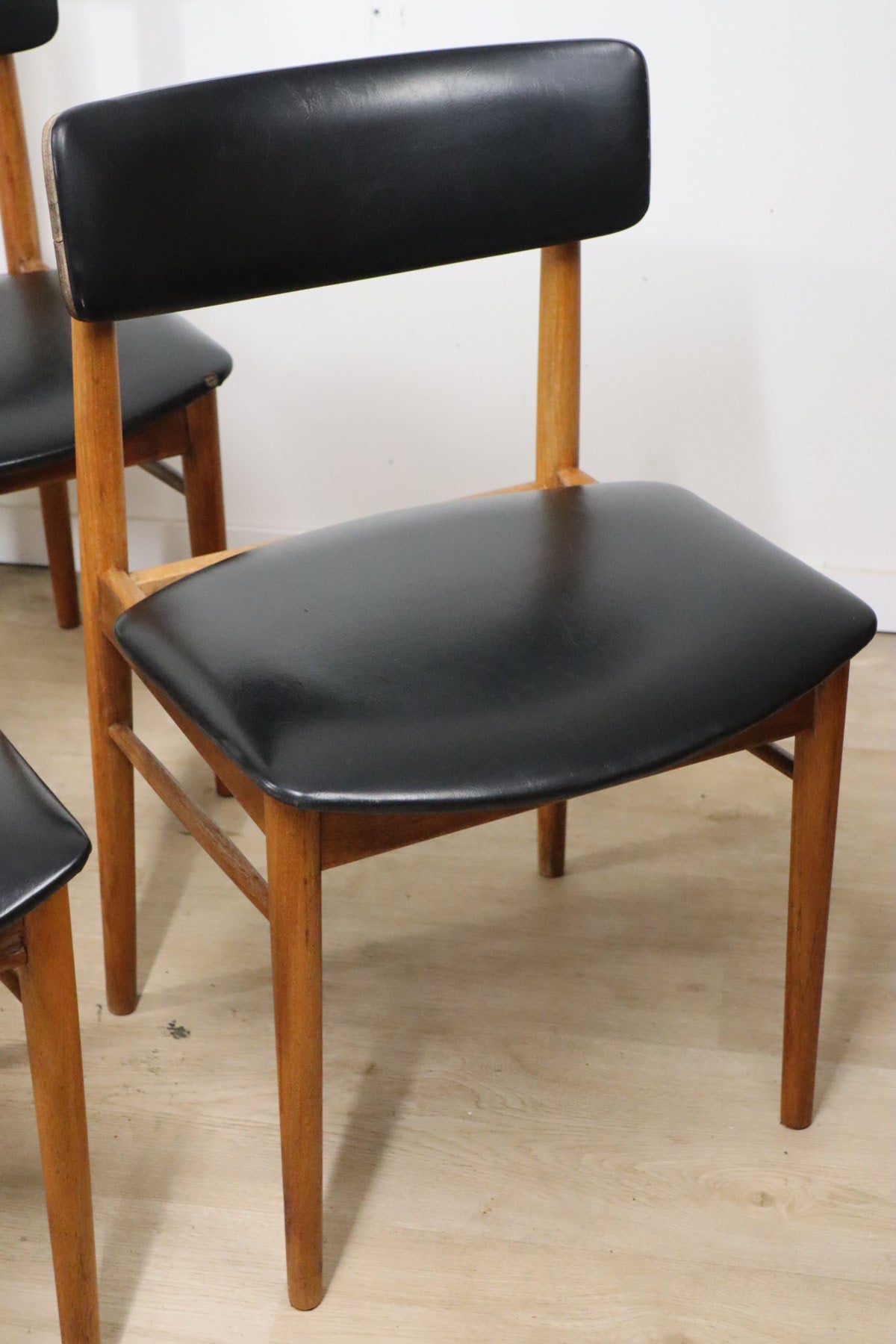 Série de 4 chaises scandinave en teck et skaï, 1960