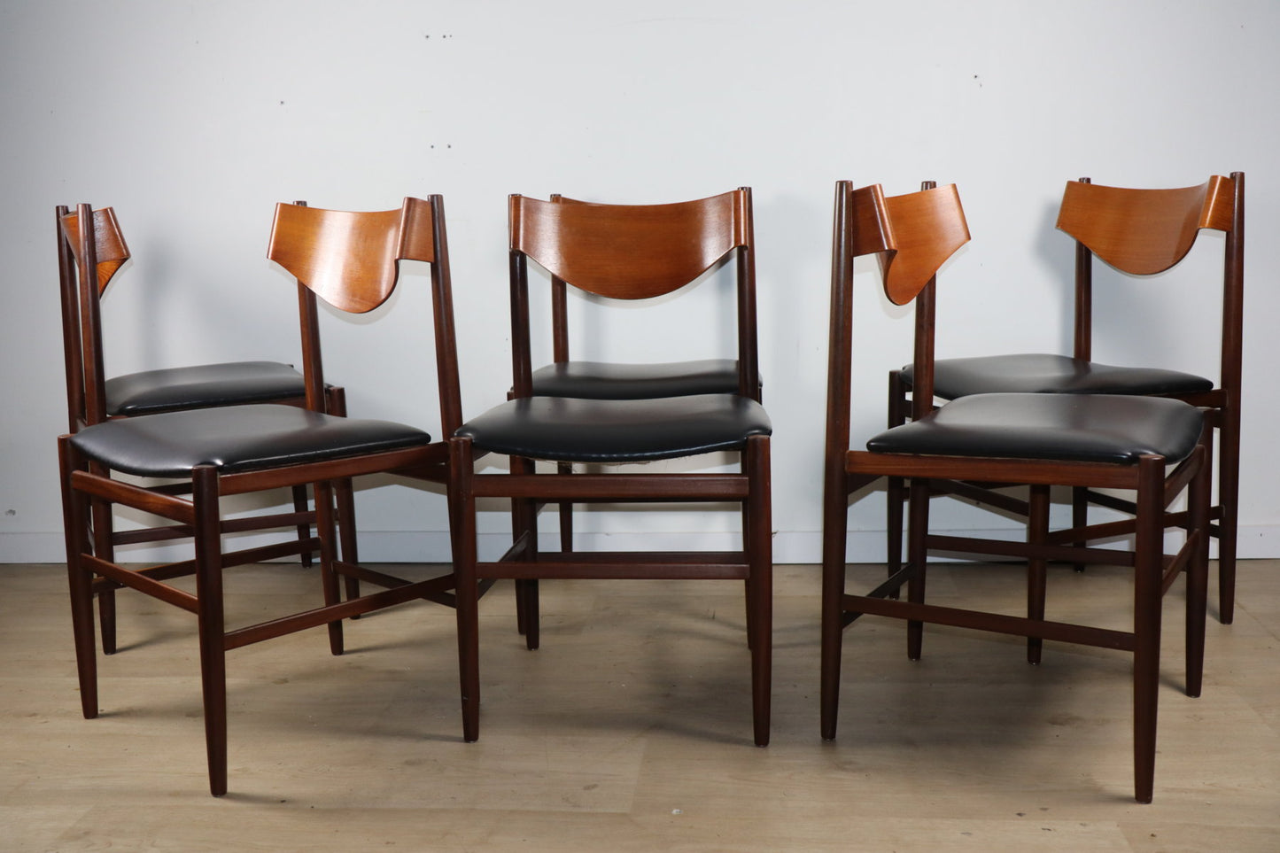 Série de 6 chaises Gianfranco Frattini en teck et skaï noir – années 60