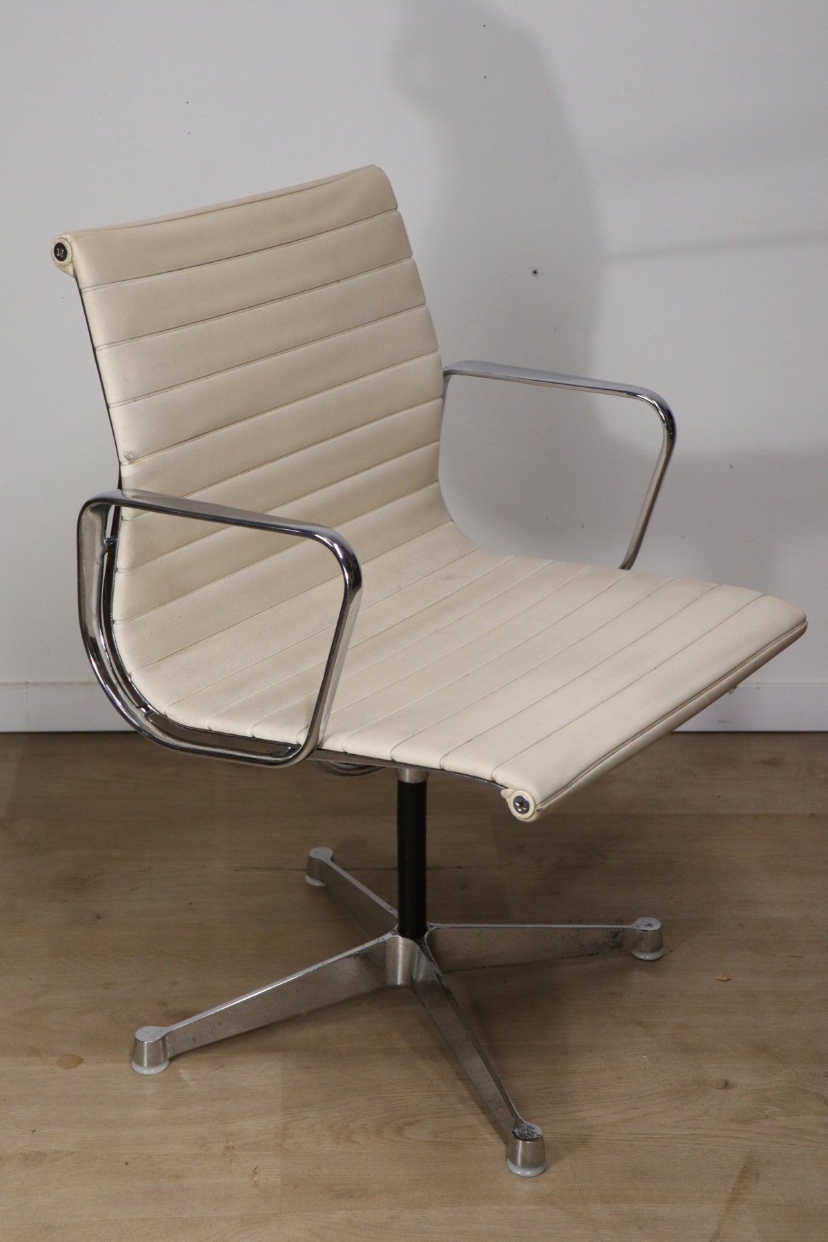 Fauteuil EA 108 en cuir – Charles & Ray Eames – Herman Miller – 1960