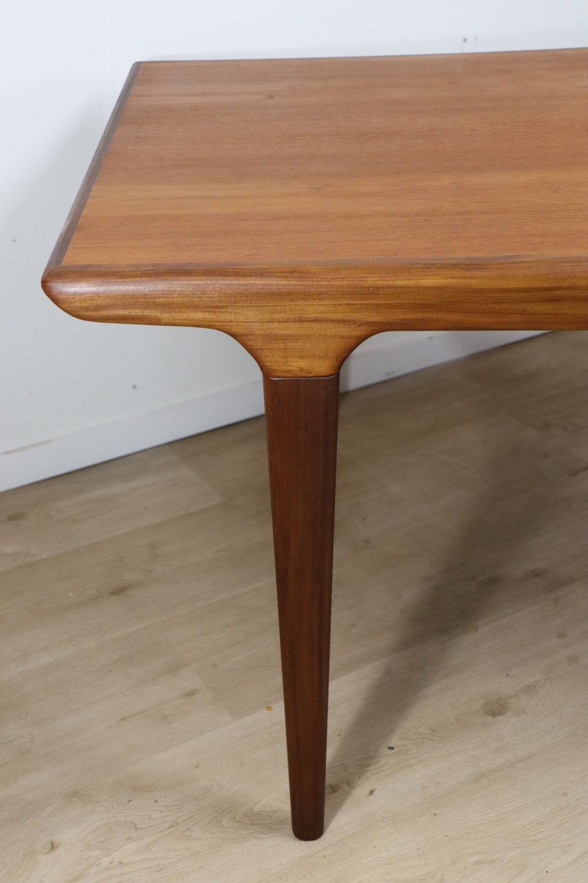 Table de repas scandinave par Johannes Andersen en teck, 1960