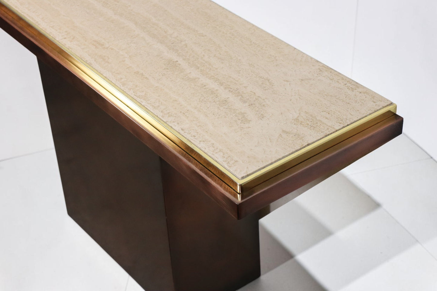 Console minimaliste en travertin et métal patiné — années 70