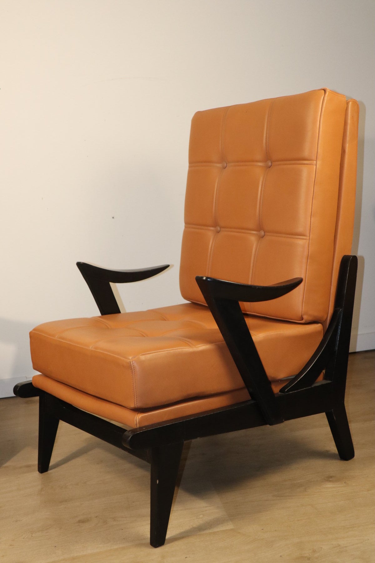 Paire de fauteuils vintage années 50 en bois noir et cuir caramel
