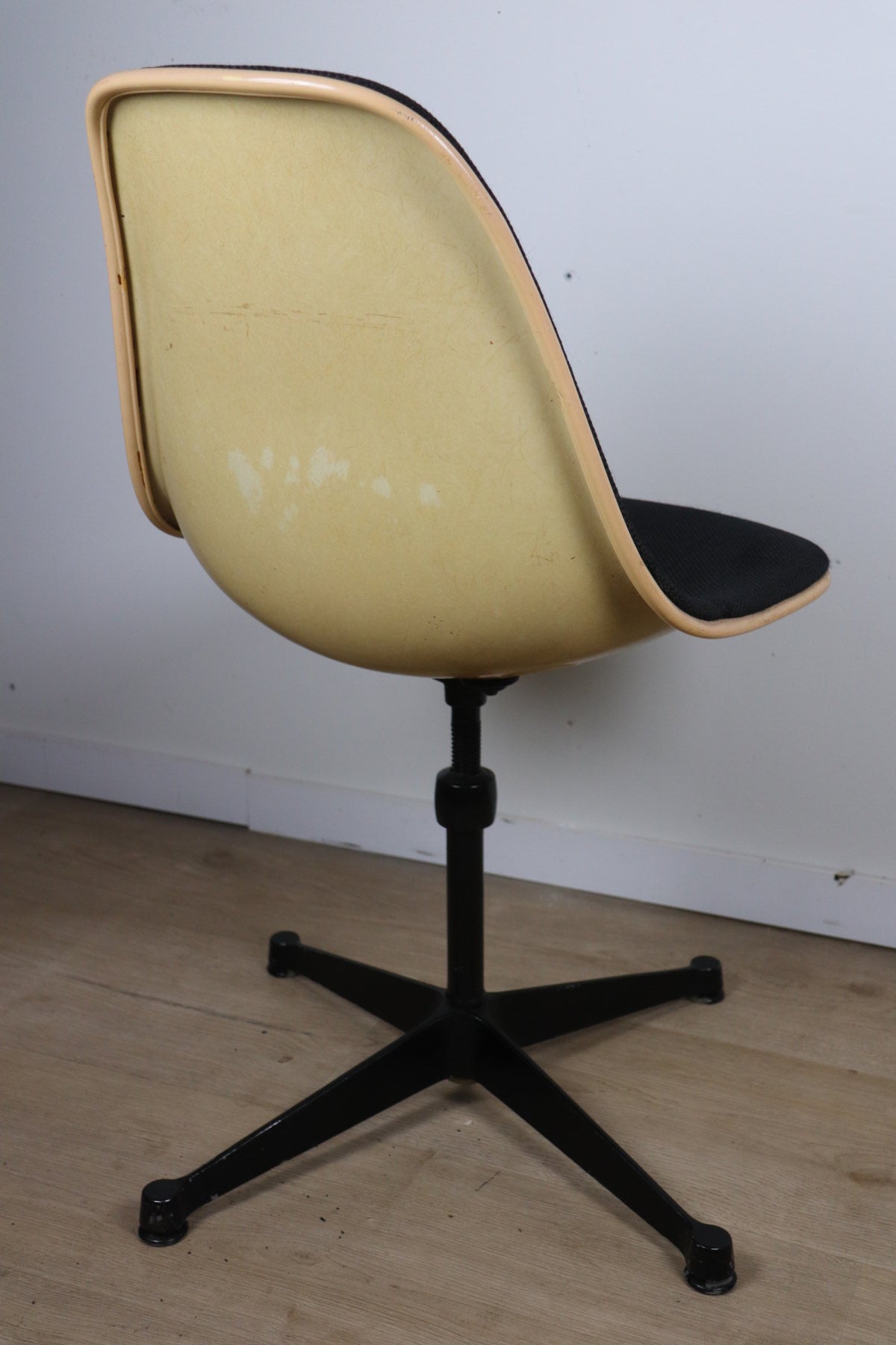 Chaise Eames Herman Miller - Fibre de verre pivotante réglable – 1960