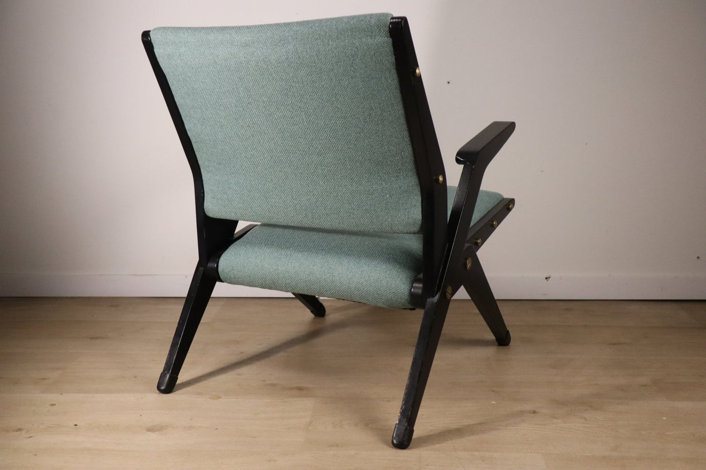 Fauteuil vintage années 60 en bois noir et tissu