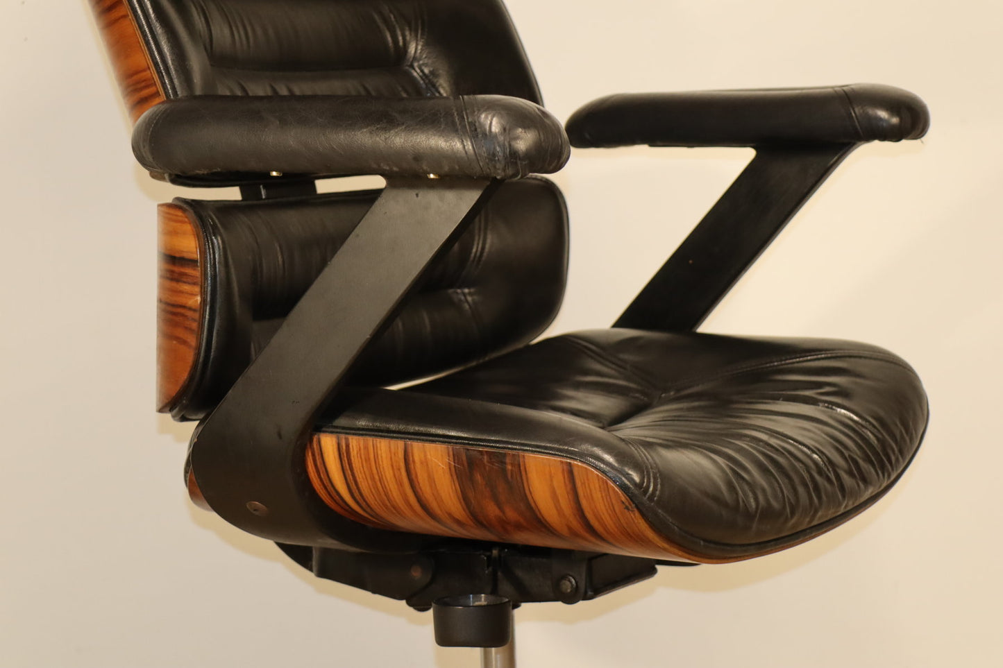 Fauteuil de bureau vintage en skaï et bois - 1970