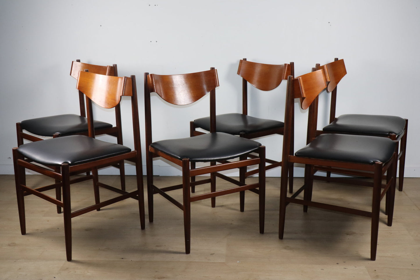 Série de 6 chaises Gianfranco Frattini en teck et skaï noir – années 60