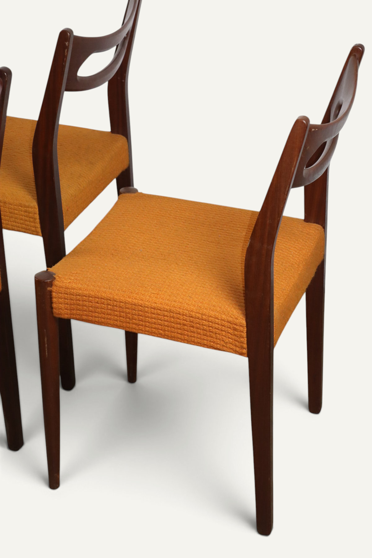 Série de 4 chaises vintage en teck et laine orange – années 60