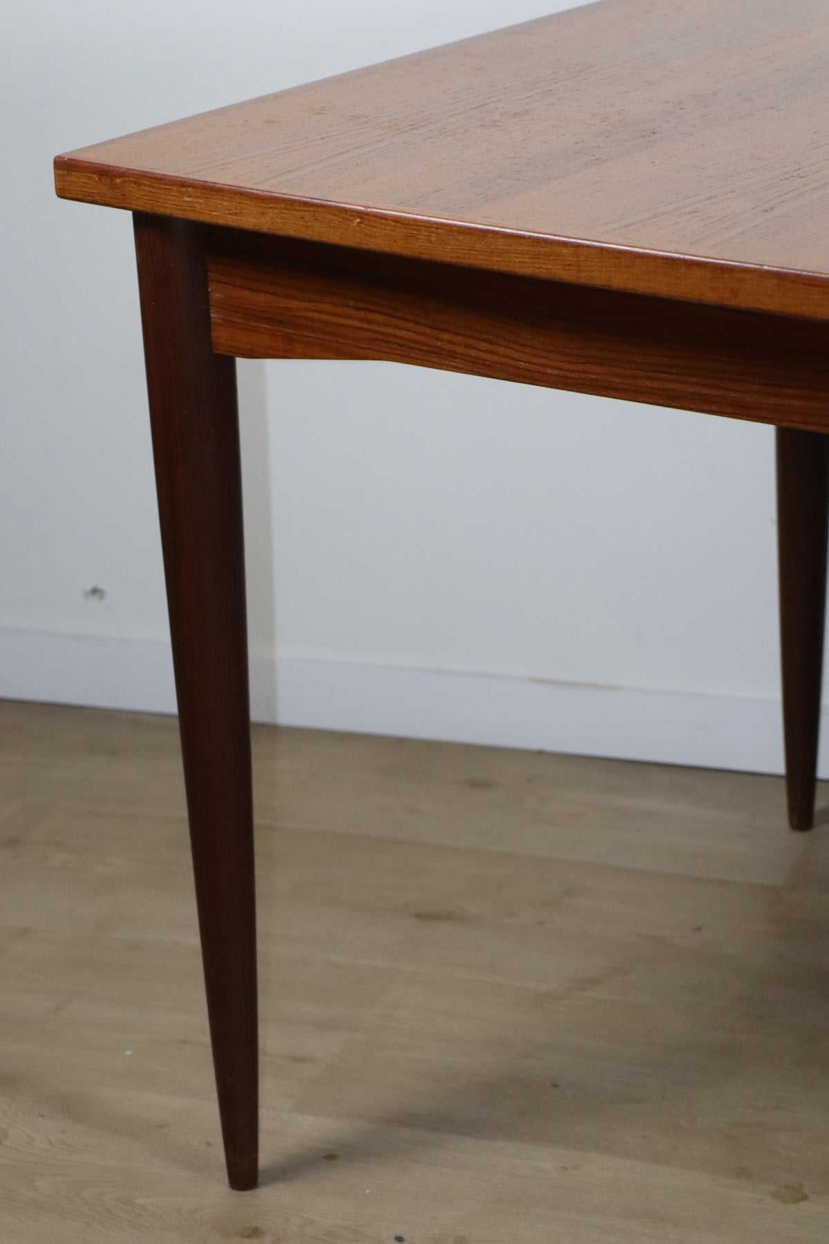 Table de repas scandinave extensible en teck – années 60