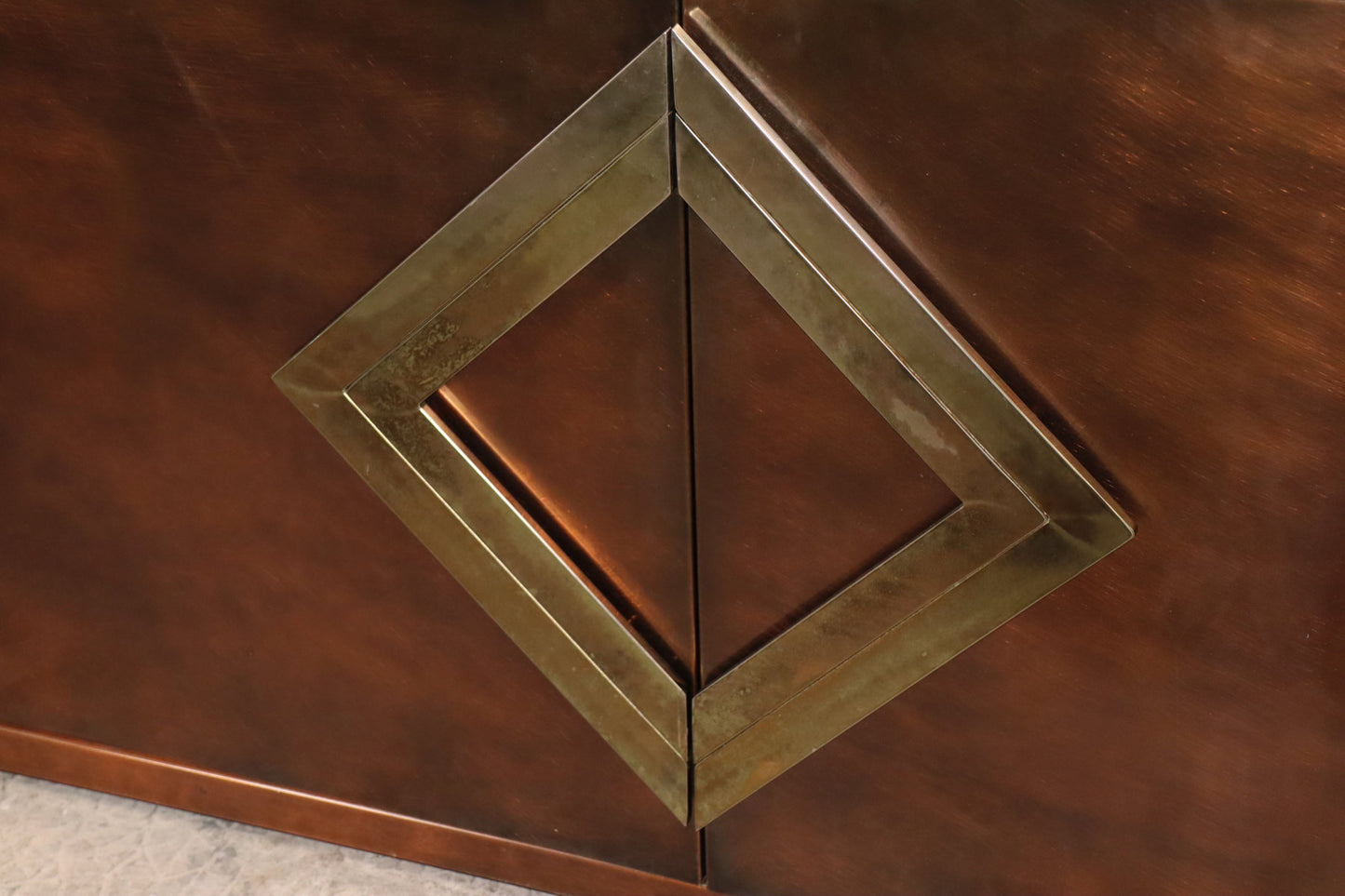 Enfilade minimaliste en métal patiné bronze, années 70