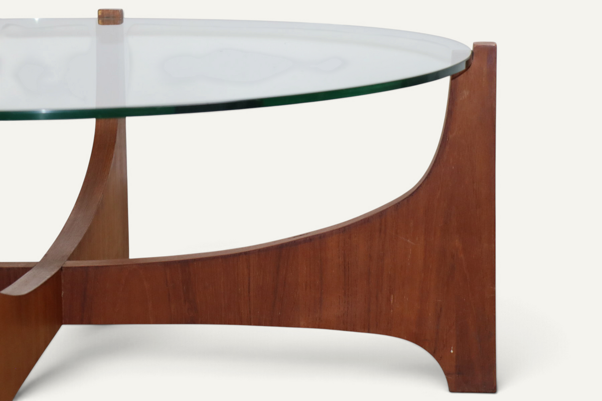 Table basse ronde en teck et verre, d’après Hugues Poignant – Années 60