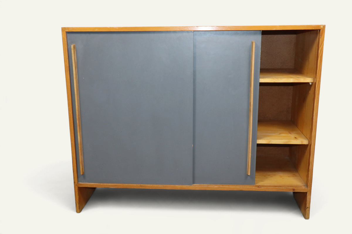 Meuble d’appoint vintage en bois à portes coulissantes – années 60