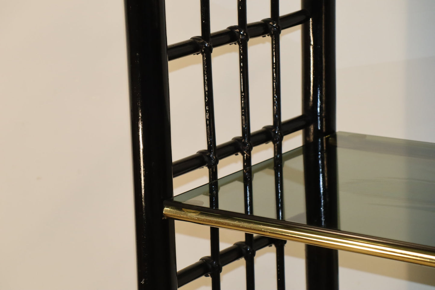 Étagère vintage années 70 en verre fumé et structure façon bambou