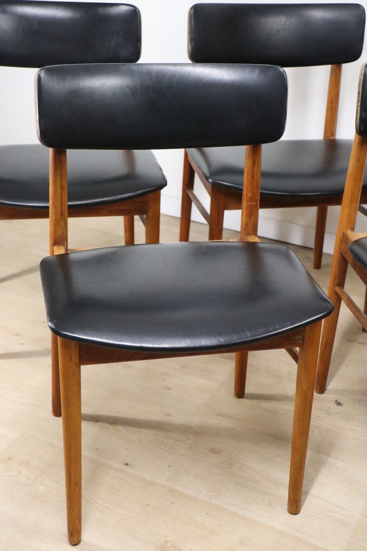 Série de 4 chaises scandinave en teck et skaï, 1960