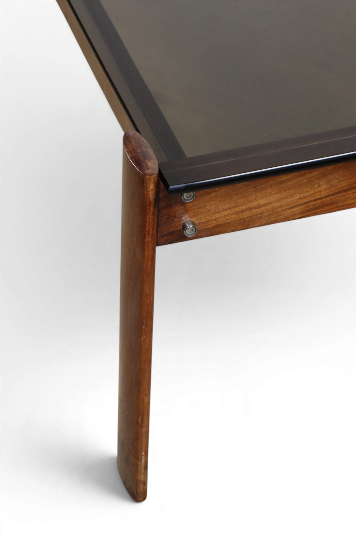 Table basse Percival Lafer en bois exotique et verre fumé – Brésil, 1970