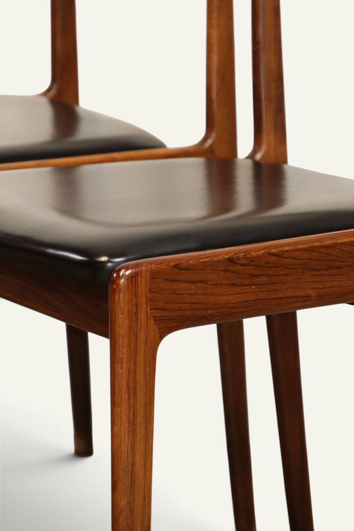 Série de 4 chaises vintage en teck et skaï noir – années 1960