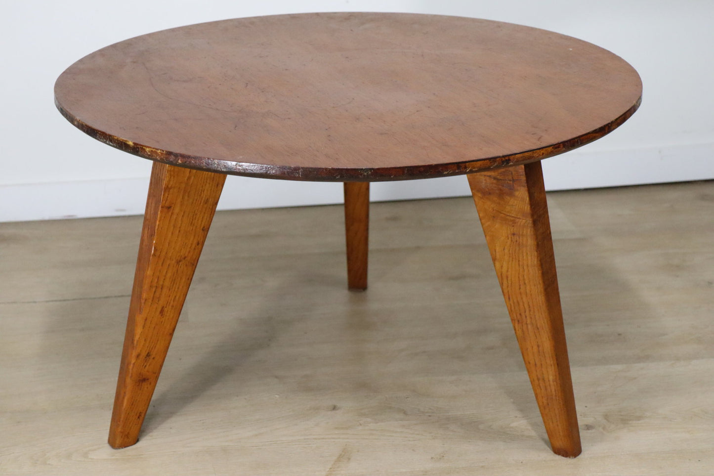 Table basse tripode en chêne années 50