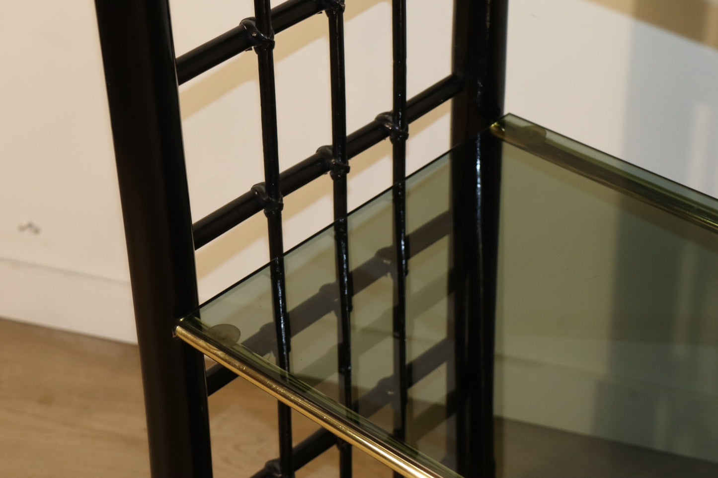 Étagère vintage années 70 en verre fumé et structure façon bambou