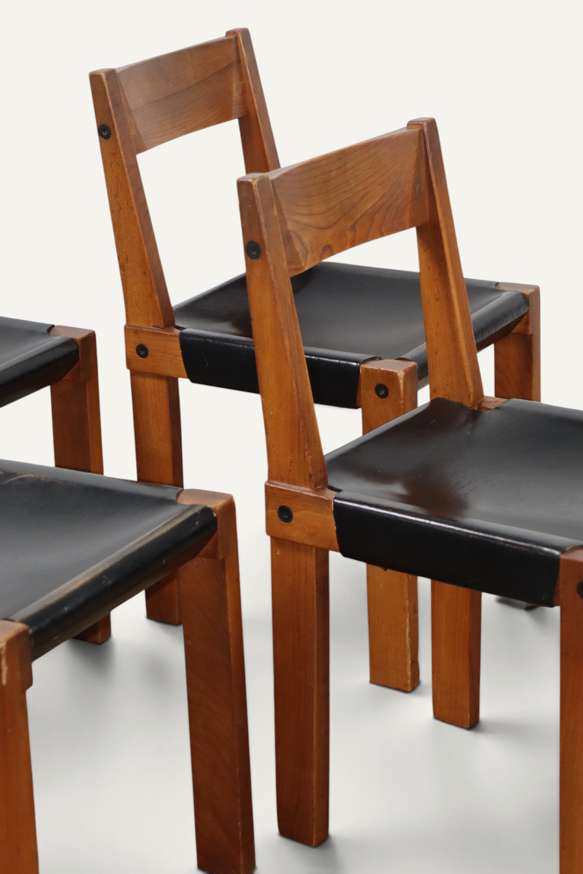 Série de 4 chaises S24 de Pierre Chapo – Orme massif et cuir noir – 1970