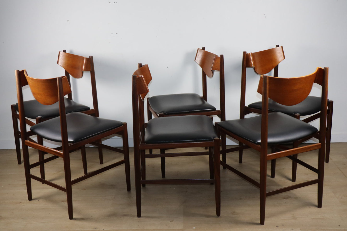 Série de 6 chaises Gianfranco Frattini en teck et skaï noir – années 60