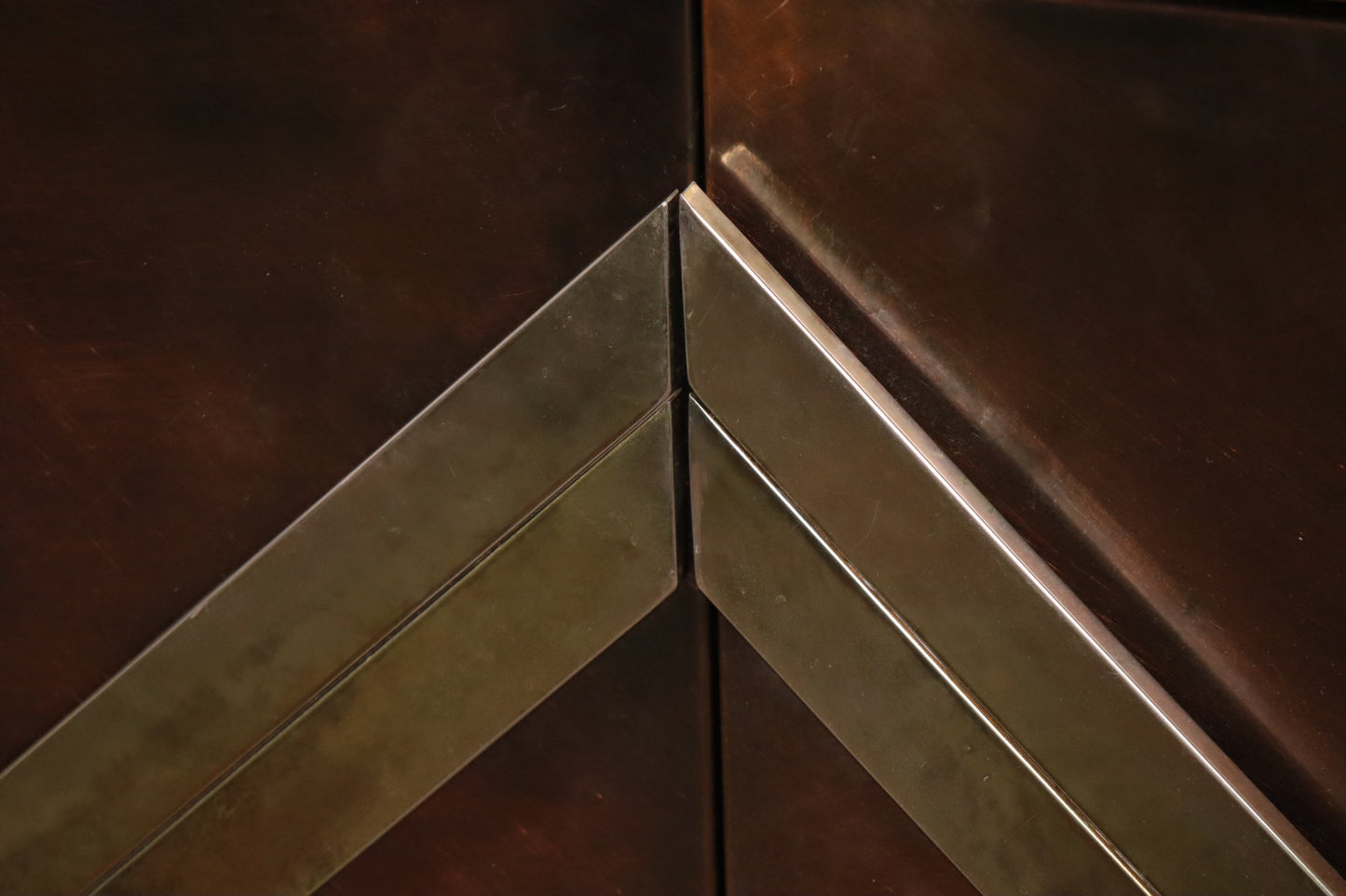 Enfilade minimaliste en métal patiné bronze, années 70