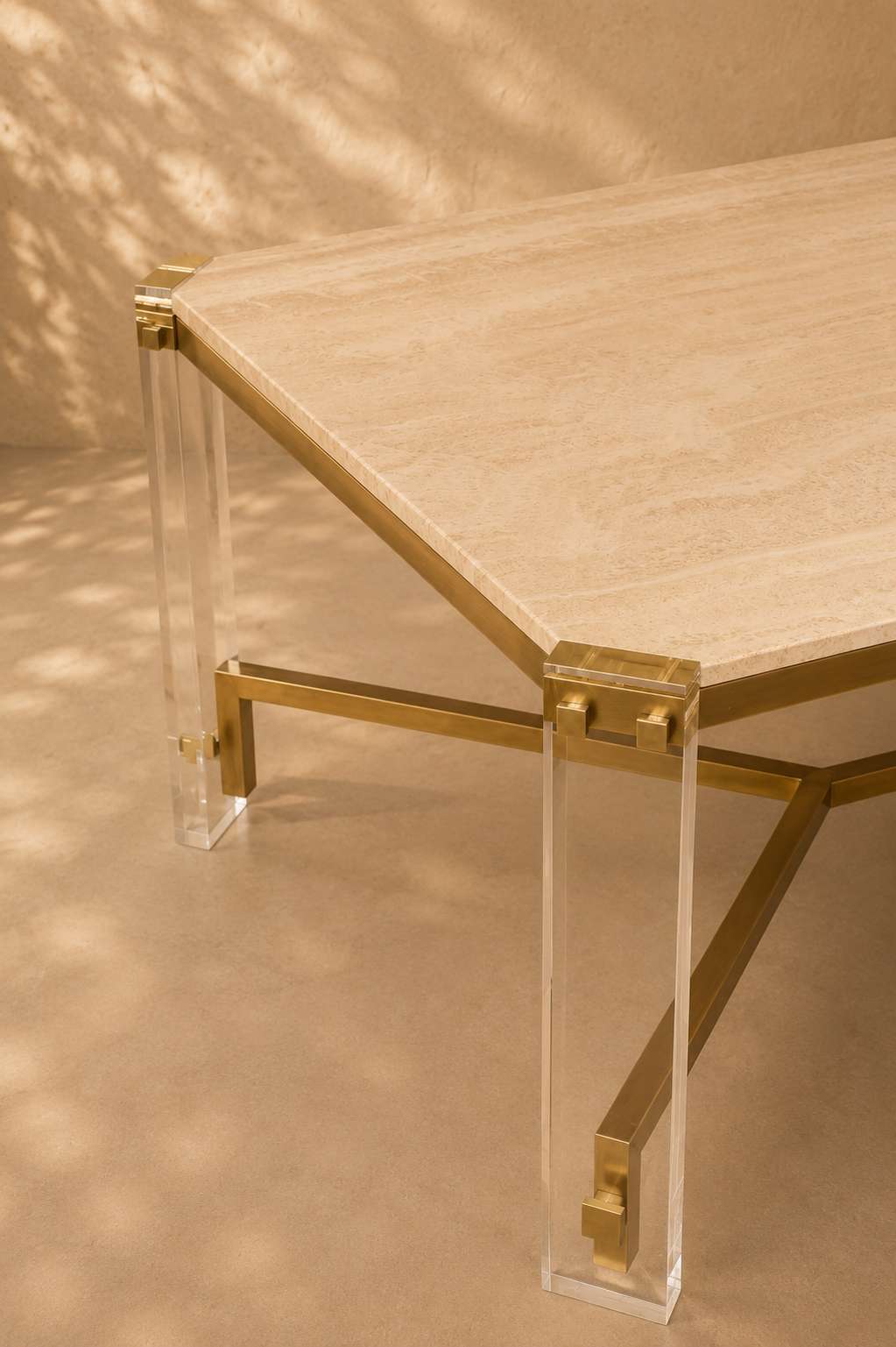 Table de repas années 70 en travertin, métal doré et plexiglas