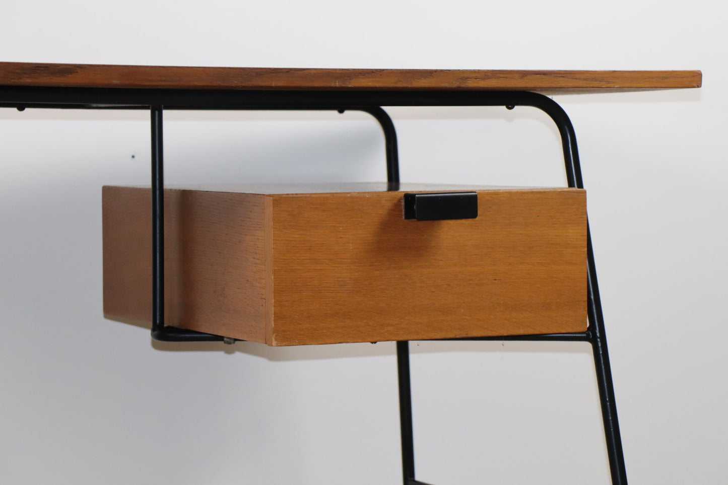 Bureau CM178 Pierre Paulin pour Thonet en chêne et métal noir – Années 1950