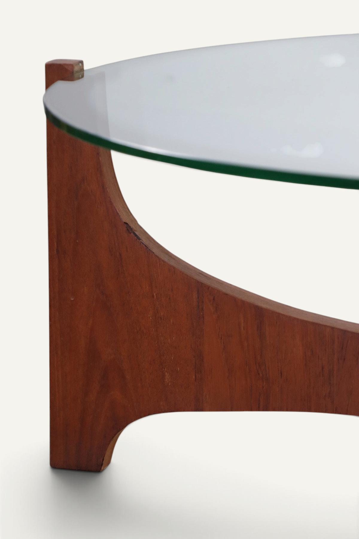 Table basse ronde en teck et verre, d’après Hugues Poignant – Années 60