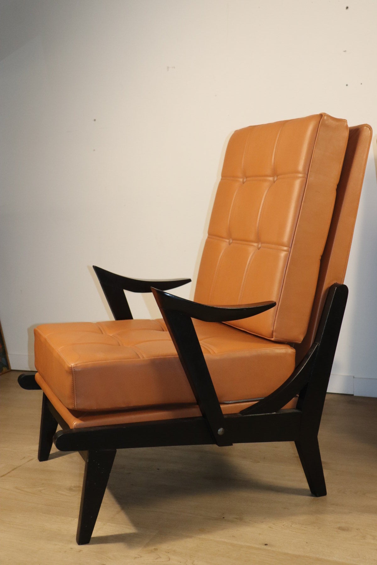 Paire de fauteuils vintage années 50 en bois noir et cuir caramel