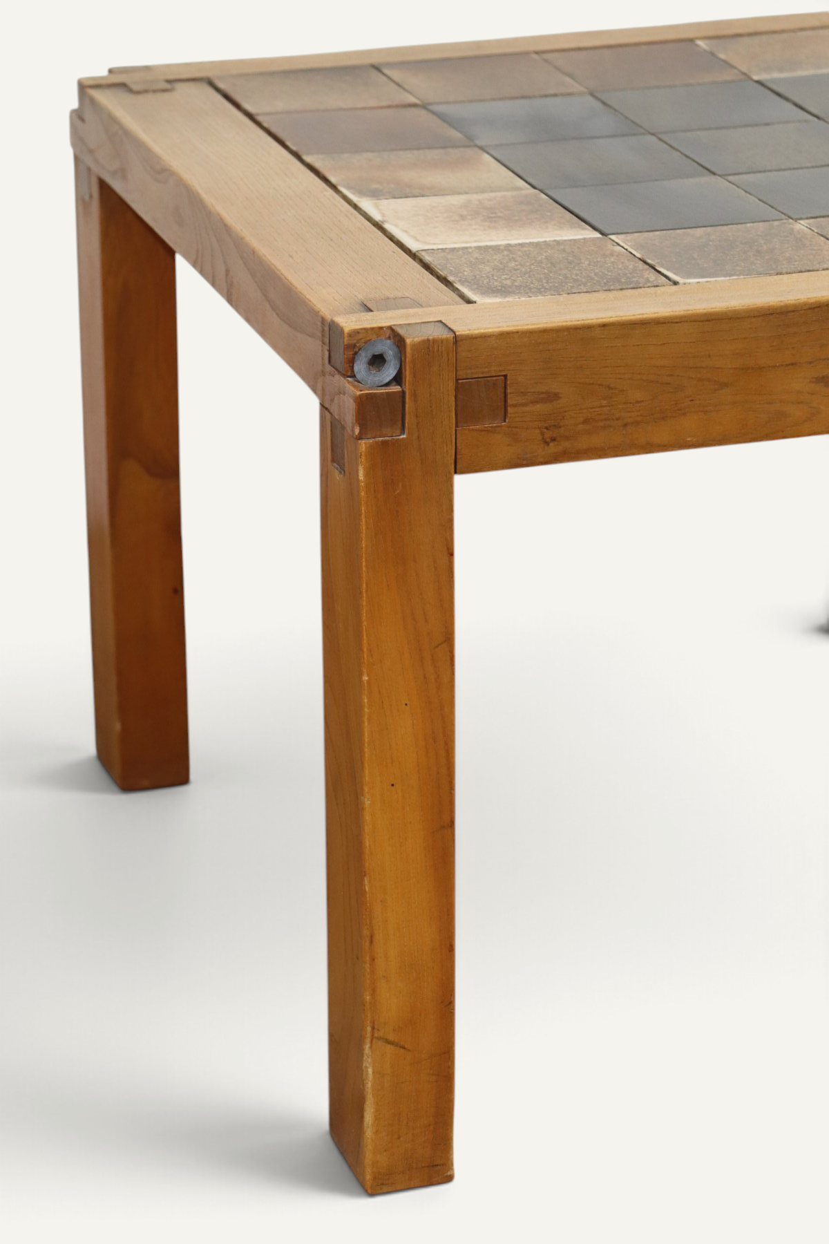 Table basse de Pierre Chapo en orme massif et céramique – vers 1960
