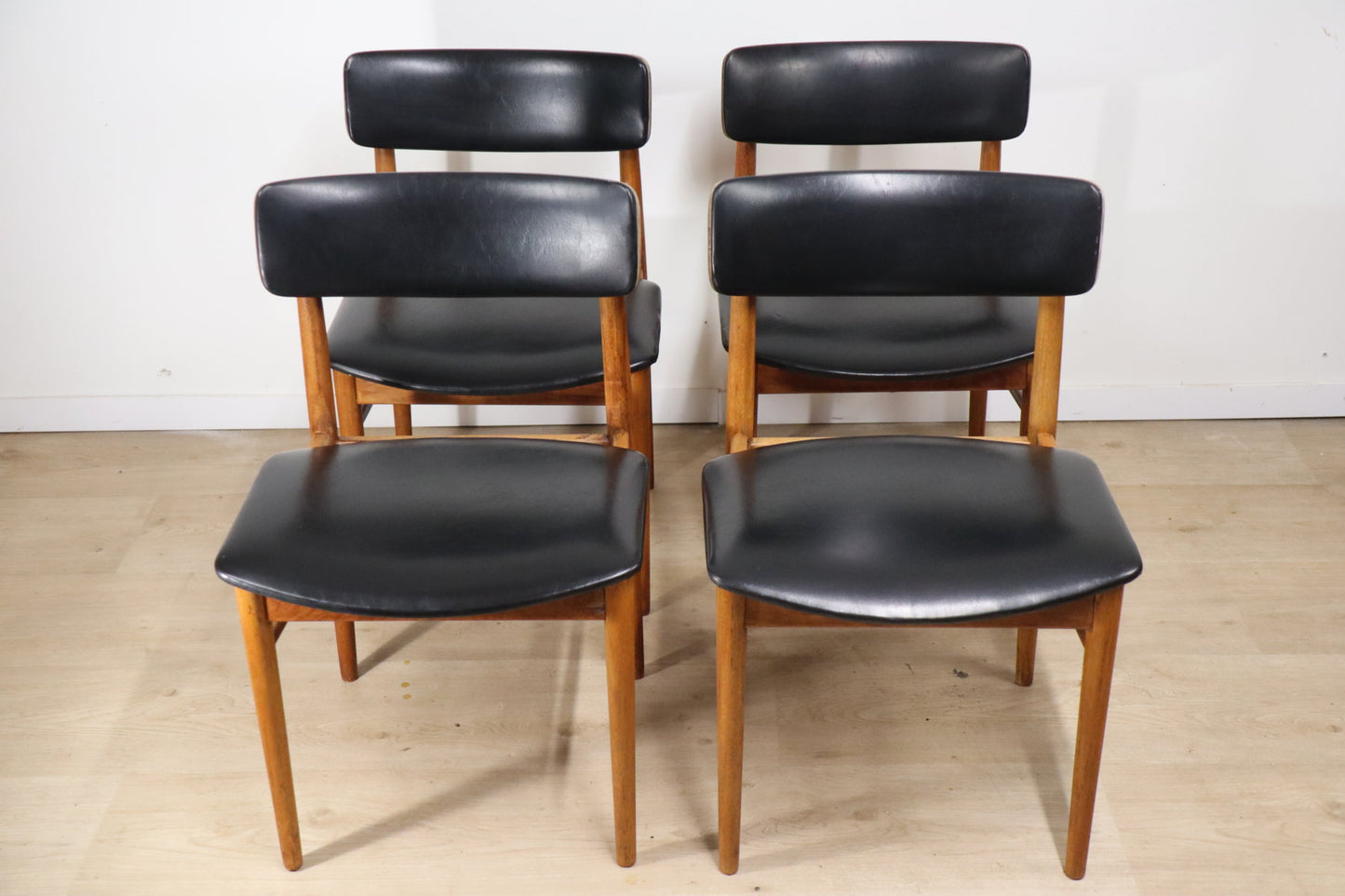 Série de 4 chaises scandinave en teck et skaï, 1960
