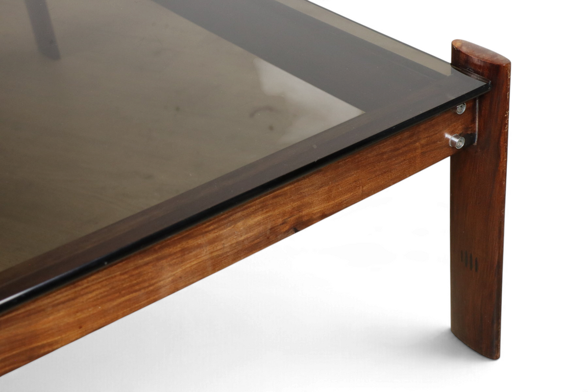 Table basse Percival Lafer en bois exotique et verre fumé – Brésil, 1970
