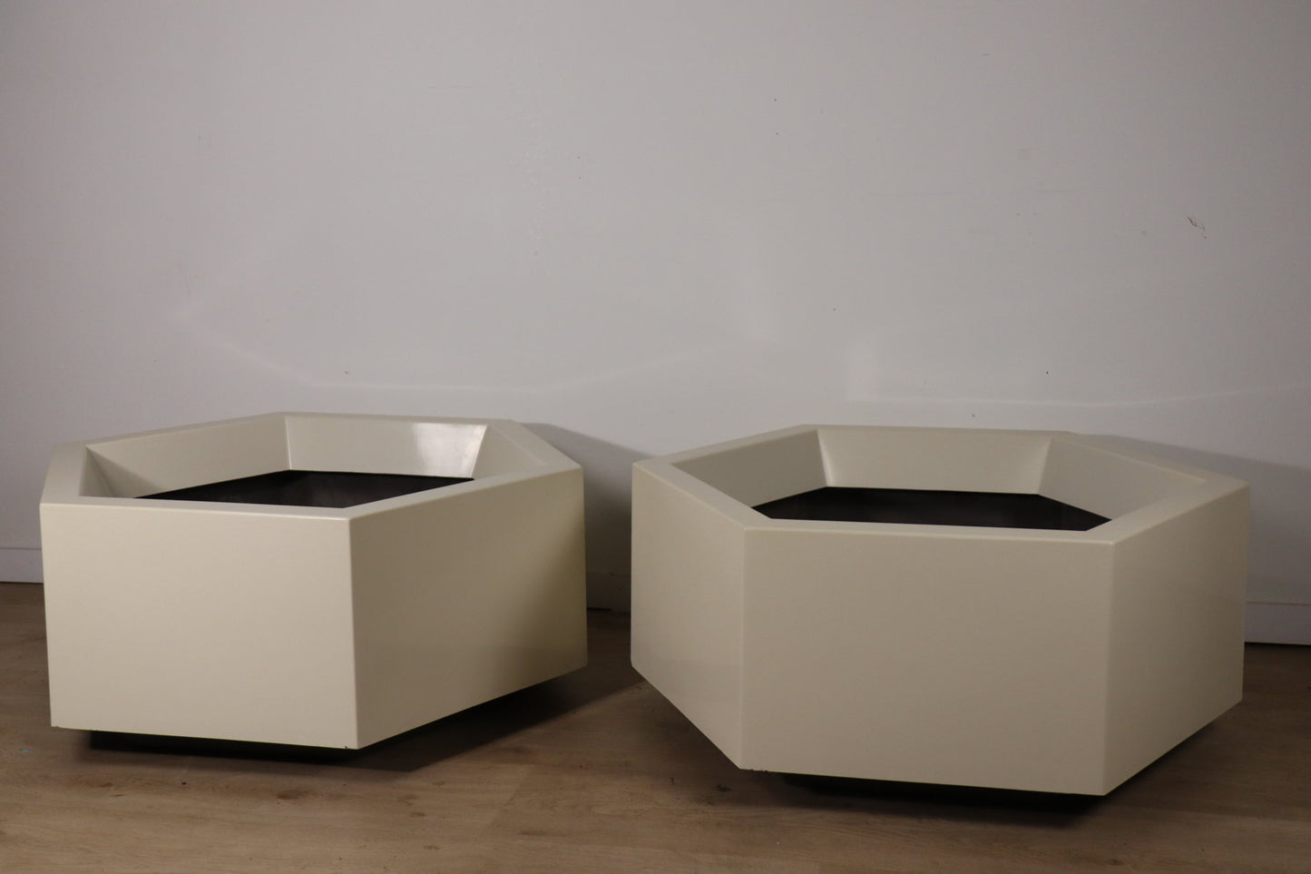 Paire de jardinières hexagonales en fibre de verre vintage – 1970