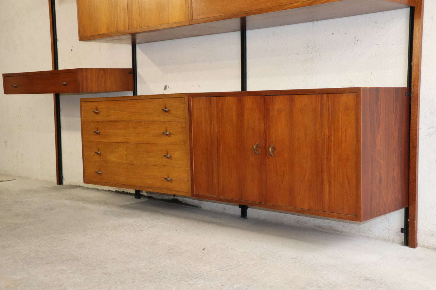 Bibliothèque murale modulable en teck et laiton – années 60